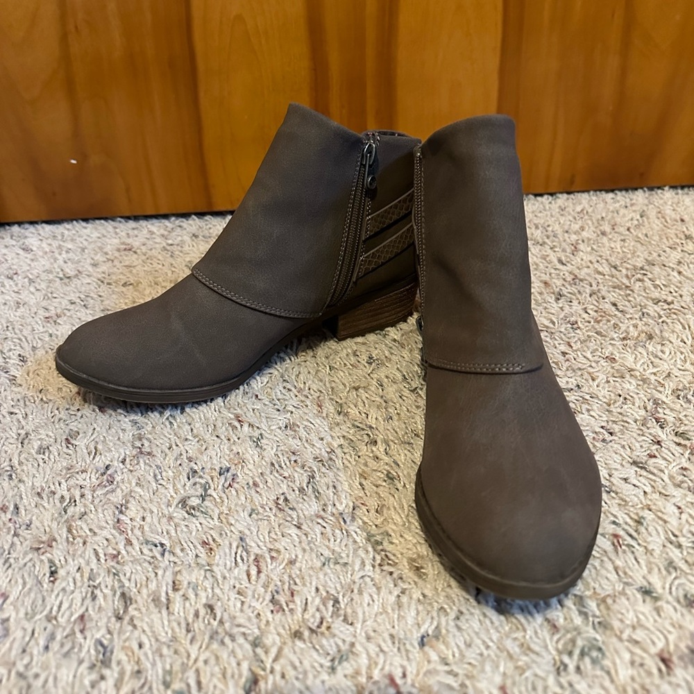 Women's blowfish ankle booties zip size 7